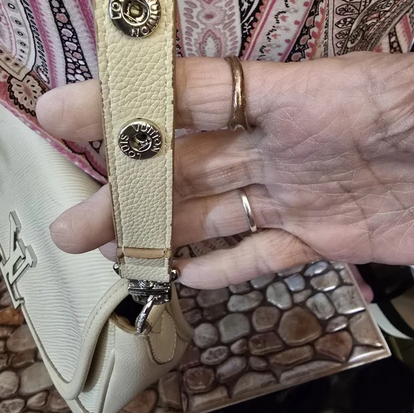 Louis Vuitton - Picture 6 of 8